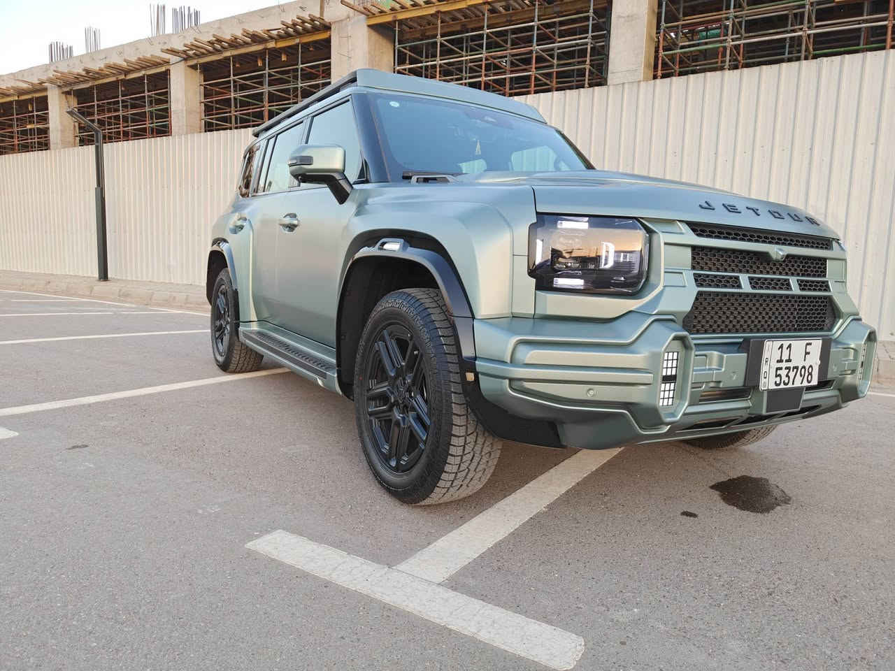 ⁨ ⁨ ⁨ ⁨ ⁨ جیتور T2 2.0L LUXURY PLUS ( Star Guard Edition)
*اصدار مميز و محدود من جيتور حارس النجوم 
اللون كرين مات 
لون جدا انيق 
يلفت الانتباه  
ويسر  الناظرين 
 
الموديل: 2026 (خليجي)
العداد: 3 الالف كلم فقط فقط 

المحرك: 4 أسطوانات 2.0L تيربو 254 حصان حقن مباشر
عزم الدوران (نيوتن-م): 390
ناقل الحركة: اوتوماتيكي من 8 سرعات AT وليس cvt
و7نمر بالموظؤلات السابقه 
نظام الدفع: نظام دفع رباعي متطور من BorgWarner
استهلاك الوقود: 8.83 لتر لكل 100 كم

الضمان الأساسي: 6 سنوات وعداد كيلومترات مفتوح
ضمان المحرك: 10 سنوات او 1،000،000 كم (أيهما اولاً / للمالك الأول)

المواصفات:
* فتحة سقف بانوراما 1.1م
* إطارات قياس 20 إنچ
* الشباك الامامي مع شعار جيتور المضاء ب LED
*عروض ضوئية وموسيقية استعراضية متعددة
*مثبت سرعة مع رادار تفاعلي
*نظام القيادة شبه الذاتية
*نظام الكبح التلقائي في حالة الطوارئ
*نظام تحذير الاصطدام الامامي والخلفي
*كاميرات محيطية 540 درجة
*حساسات أمامية وخلفية
*نقطة عمياء
* نظام تحذير مغادرة المسار
* نظام المساعدة للبقاء في المسار
* شاشة التحكم بقياس 15.6 إنچ
* شاشة القيادة بقياس 10.25 إنچ
*نظام صوتي متطور 12 سماعة من Sony
* نظام أبل كاربلاي وأندرويد أوتو لاسلكي
* نظام اوامر و تحكم صوتي
*مقصورة الركاب من الجلد الفاخر والكنتارا
*مقعد السائق والراكب كهربائي
* مقعد السائق مساج
*مقاعد السائق والراكب مبردة و مدفاءة
*مقاعد السائق والراكب ذاكرة
*إنارة ترحيبية مع إنارة محيطية متعددة الالوان
*عتبات الأبواب مضيئة
*مصابيح أمامية وخلفية أوتوماتيكية LED مع مصابيح نهارية
*نظام التكيف التلقائي مع الضوء القريب والبعيد
*نظام تقليل الضجيج النشط مع زجاح مزدوج
*المرايا الجانبية قابلة للطي كهربائياً ومدفئة
* دخول ذكي (بصمة)
*تشغيل عن بعد
*شاحن هاتف لاسلكي سريع
* نظام تنقية الهواء PM2.5 وفلتر N95
* مسند الذراع الوسطي مع ثلاجة
*وسائد هوائية امامية و جانبية عدد 6
* ماسحات الزجاج الأمامي مع حساس للمطر

للاتصال ***********
