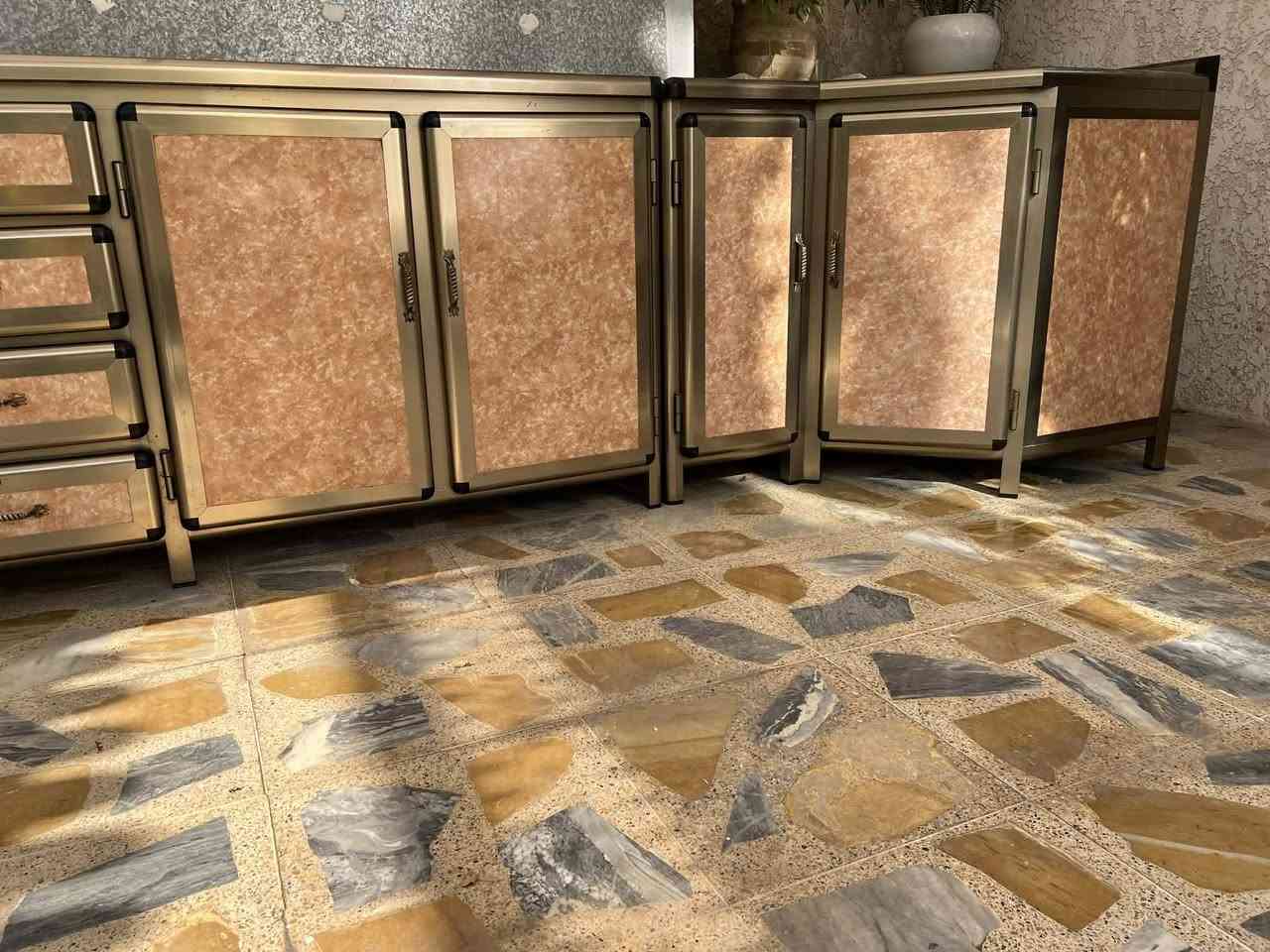 كاونتر كثير نظيف قياس السنك مترين و37 /قياس الوسط مترين /قياس الزاوية مترونص
للاستفسار عالرقم ***********
