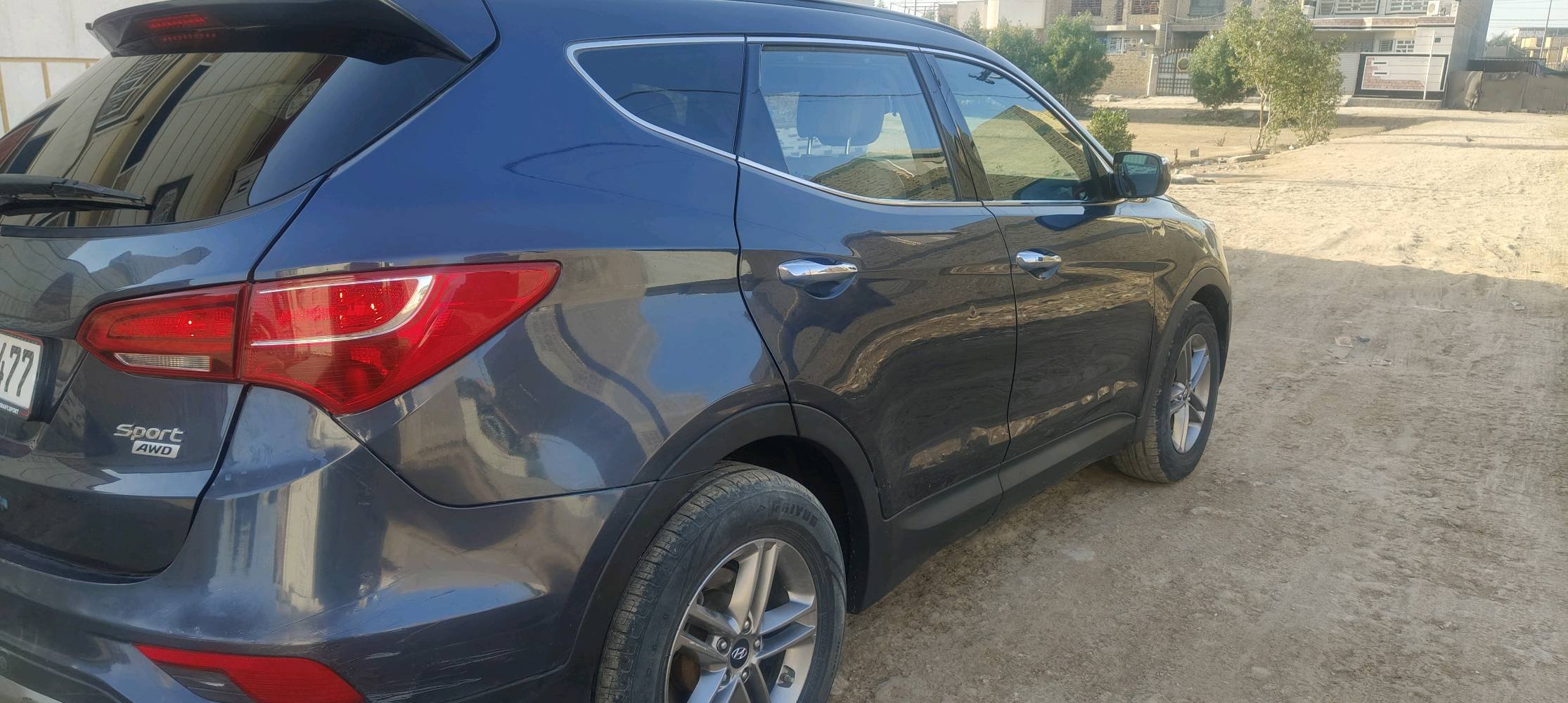 سيارة هيونداي سنتافي موديل 2017 للبيع، بحالة جيدة جداً كما هو موضح في الصور. اللون أزرق والسقف سونار. السيارة تتسع لعائلة وهي مناسبة للرحلات والتنقلات اليومية. تعمل بنظام الدفع الرباعي (AWD) وتتميز بمقصورة داخلية مريحة مع نظام ترفيه حديث. التقييم المروري حديث والمعاينة العامة ممتازة. للاستفسار الرجاء الاتصال على الرقم الموجود في الإعلان.