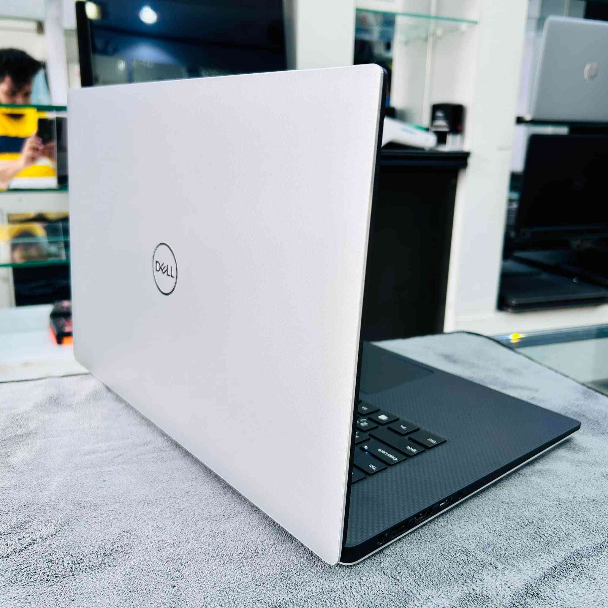 #الوحش لابتوب وورك ستيشن Dell Precision 5540

اللابتوب اخو الجديد، نسخة البرزشن ( كور i9 ) معروفة بالتحمل و الاداء العالي جداً، خاص للشعل المكثف و برامج التصميم و الهندسة و الألعاب.

المعالج رهيب : كور i9 من الجيل التاسع بأعلى و أقوى فئة ( H ) و فئة H تعني: High Performance أي (فئة الأداء القوي) وهذه الفئة خاصة للإلعاب وبرامج التصاميم والهندسة.

الرامات : 16 كيكا 

المساحة : 512 كيكا نوع SSD NVMe (أسرع من SSD العادي إللي هو أصلاً سريع)

#كارتين_شاشة:

الأول كارت داخلي: أحدث نوع (ألترا أتش دي - UHD) حجم 8 كيكا

الثاني كارت خارجي: NVIDIA Quadro T2000 حجم 4 كيكا أسرع وأقوى فئة T2000 (يشغلك الألعاب والبرامج القوية بكل سلاسة)

حجم الشاشة 15.6 فول دقة Full HD (تشبع لوني رهيب + حواف سلم)

الدل البرزشن (كور i9) غنية عن التعريف، جهاز كلش قوي .. تكدر تبحث عنه و تشوفة بالمراجعات و قوته بالبرامج و الألعاب.

#برامج_منصبة_باللابتوب:

- مجموعة الاوفيس كاملة

- مجموعة الادوبي 

- برامج مشاهدة افلام ومباريات كرة القدم (شبكتي و سينمانا) 

- مواقع تواصل اجتماعي 

- كيم لوب

- ستيم 

- اوتوكاد 

#السعر 890 ألف مع #سيت_ملحقات (حقيبة + ماوس + ماوس باد + هدفون + الشاحن)

بغداد حي العدل (توصيل #مجاني بكل العراق)

للتواصل واتساب ***********
