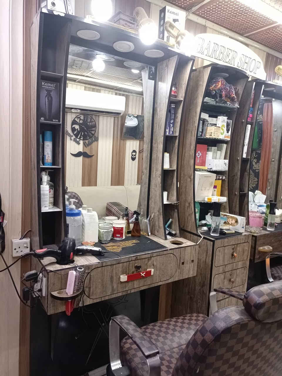 السلام عليكم. كراسي عدد 2 مع ميوزه عدد 2 مع ميز وسطي سعر الكرسي الواحد 80 . سعر الميوزه مع الوسطي 250 المكان بغداد الحسينية. ***********
