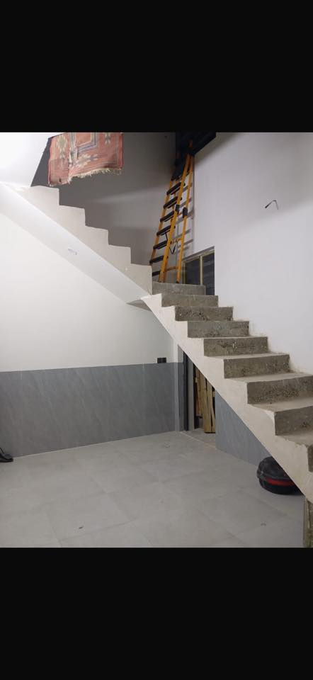 السلام عليكم للبيع بيت زراعي مدينه الصدر حي طارق القديم مقابل ١٥ الوسط فرع دائره المجاري شارع عريض وكامل من ماء وكهرباء جديده ومجاري وتبليط بناء نهايه ٢٠٢٥ جديد يحتوي على حمام خارجي واستقبال ومطبخ وصاله ومنور وحمام داخلي وغرفه نوم والطابق الثاني بيتونه واستاره وشتايكر كامل جاهز اذ تحب اتكمل الثاني للاستفسار *********** علي
