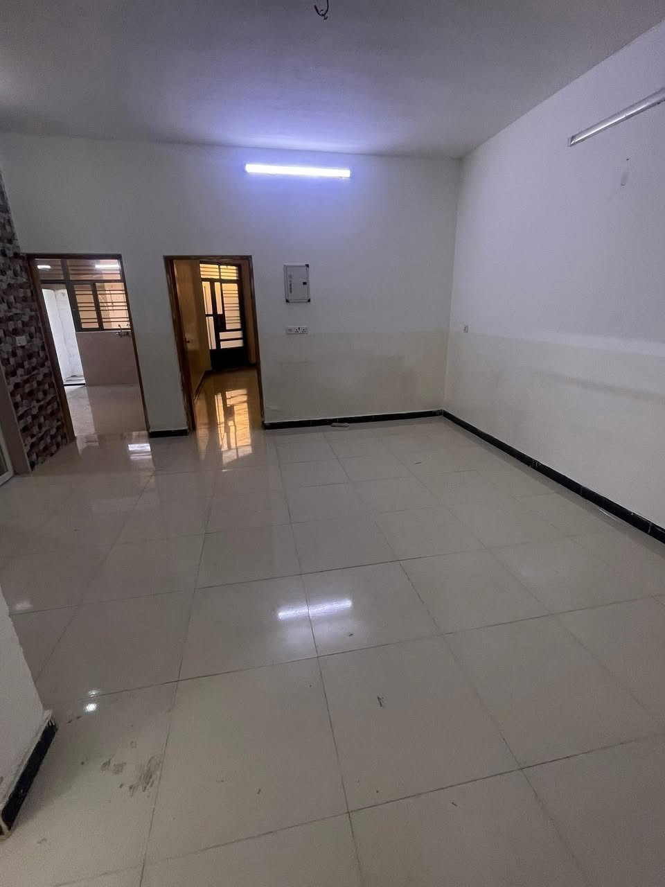 🏡 للايجار في منطقة السيدية
📍 مشتمل أرضي – موقع مميز (ظهر هبي هوم)
✨ المساحة: 150 م – نظيف جداً

🔹 يحتوي على:
▪️ كراج سيارة
▪️ غرفتي نوم
▪️ صالة
▪️ هول
▪️ مطبخ
▪️ خدمات صحية

💰 السعر: 850 ألف دينار

━━━━━━━━━━━━━━━
📞 للاستفسار:
مراجعة مكتب البيت الملكي للتطوير العقاري
📍 السيدية – مقابل جامع شاكر عبود

📱 ***********
