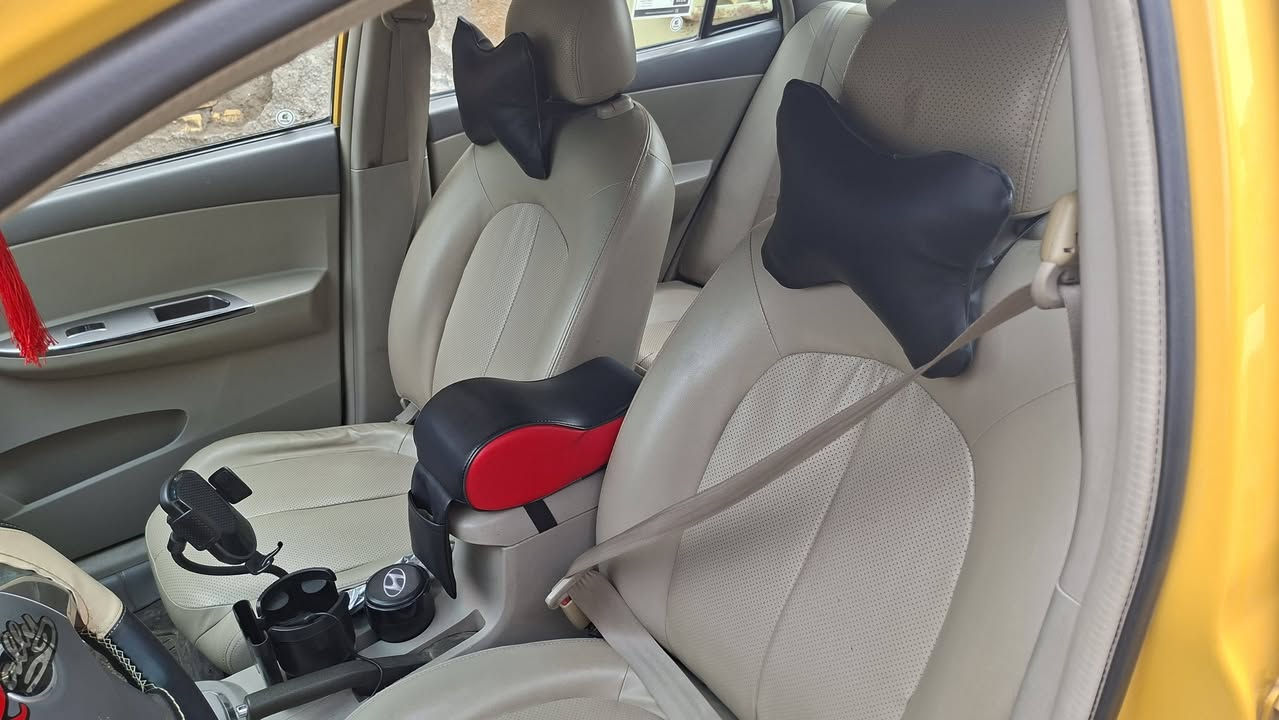 السلام عليكم 
byd G3 موديل 2016
فول مواصفات فتحة 
.. بصمة تشغيل 
.. بصمة ابواب 
سيارة نظيفة بمعنى الكلمة وبعد احلة من الصور لان مصورة بالمطر وحته ما غاسلهة بيهة مكانات رش اثر جراد بدون معجون يعني بدون ضرر والرش مكانات مو قطع كاملة 
رقم بغداد باسمي هزة جديدة ارقام جدد مصفرة هيئة وغرامات يعني بس تحويل والتحويل ثاني يوم احولك 

... مكينة بيهة خربطة وتنقيص دهن اني اعرض كايمة لان متسوة هية مكينتهة رخيصة

شباب رايد مراوس بوحدة محورة كير ومحرك كورلا بس كون فول نظافة 

***********
