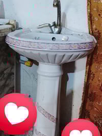 مغسلة وسط • خلاط شغال