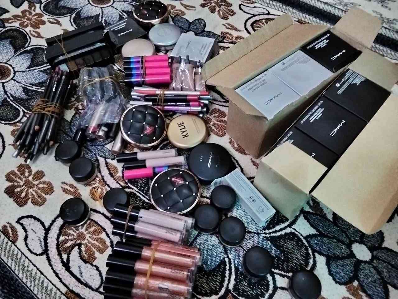 عندي مجموعه مكياج شرط الأصلي مجمعات تصفيه الباقي قليل مشكل وعلى الفحص 
حمر اقلام تحديد باودرات سيتين ومفردات 
كلوز خافي عيوب 
ابيعهن أرخص من الرخيص على القطعه 
ليعجبه يجي ياخذهن 
مكاني بغداد حي القاهره


**إذا كنت صاحب هذا الإعلان وتريد حذفه لأي سبب، رجاءا أرسل رسالة إلى الدعم الفني**