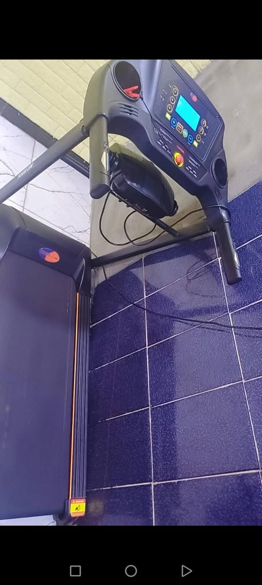 السلام عليكم
جهاز جري للبيع مستعمل كلش قليل 
وكلش نظيف اخو الجديد 
الاصلي من شركة هاوس جيم 
يتحمل وزن 120 وسرعاته عاليه قويه 
بي هزاز 
غير جبلي 
السعر 270 الف  .. لايوجد توصيل 
مكاني بغداد الشعب الصحه 
للاستفسار خاص او اتصال ***********
