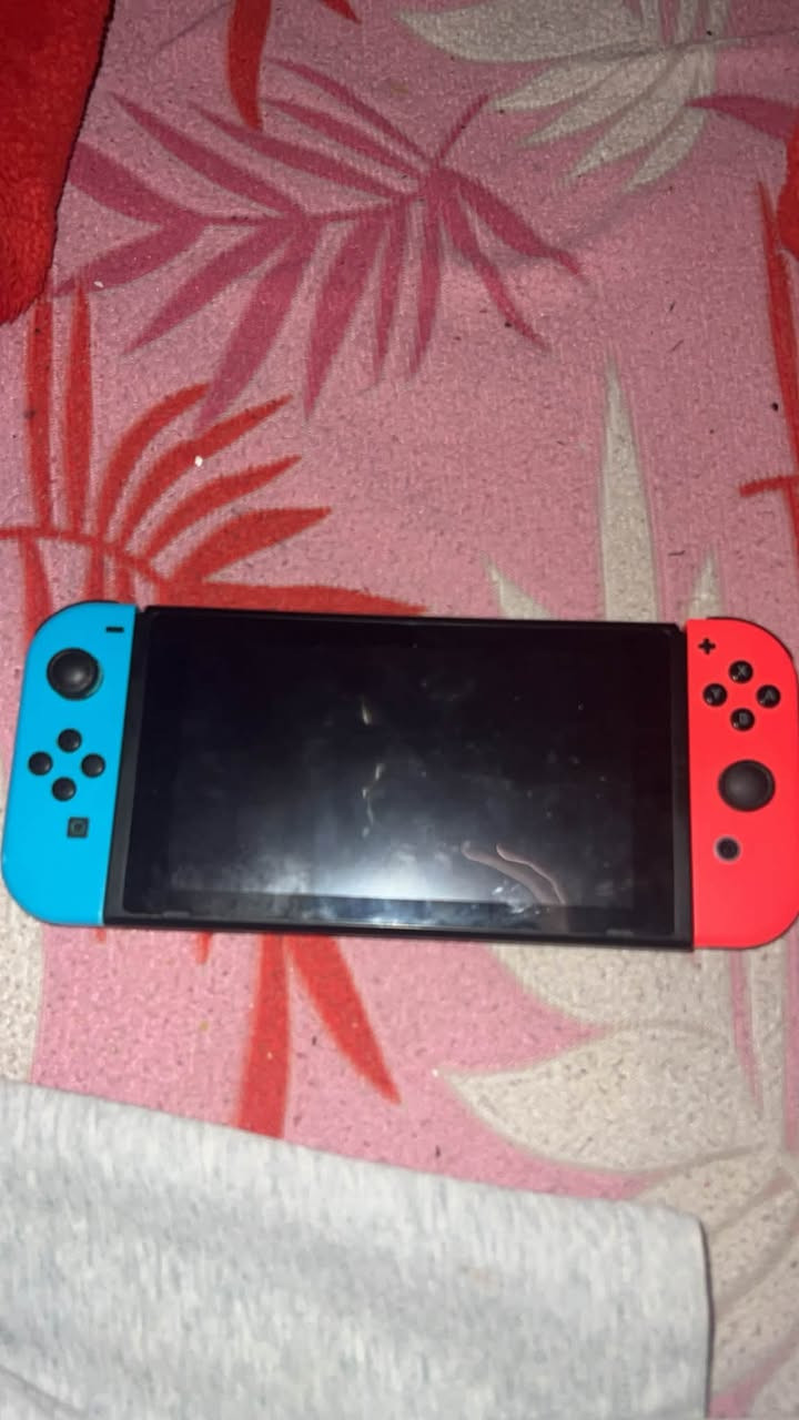 السلام عليكم شباب.. للبيع جهاز Nintendo Switch V2 النسخة المطورة (الي تجي ببطارية أقوى وأداء أفضل بمرتين من النسخة العادية). الجهاز غني عن التعريف، نظيف جداً جداً وبحالة ممتازة (أخو الجديد)، استعمال حشيم وما بيه أي شخط أو عيب، وشغال ومفحوص 100%.
أبرز مواصفات ومميزات الجهاز:
 التعديل الاحترافي: الجهاز معدل كاستم كامل (نظام Hekate الاحترافي)، يعني مكرك وجاهز تنزل عليه أي لعبة تنزل بالسوق مجاناً وبدون ما تدفع ولا دينار! وداعاً لأسعار الألعاب الغالية.
 الذاكرة والألعاب: وياه رام ساندسك (SanDisk) أصلي وسريع جداً بنقل البيانات، والجهاز حالياً متروس ومحمل بأقوى وأحدث الألعاب العالمية المشهورة الي تلعبها فوراً أول ما تستلم الجهاز، ومنها:
 اللعبة المنتظرة والمطلوبة EA Sports FC 26 
 سلسلة ألعاب ماريو الكاملة (Mario Odyssey, Super Mario Bros. Wonder, Mario Tennis Aces) 
 اللعبة الأسطورية Minecraft 
 الثلاثية الشهيرة GTA III 
 لعبة القطة المحبوبة Stray 
 ألعاب قوية ثانية مثل Sniper Elite 4 و Inside و Silksong وغيرها هواي!
 الملحقات: الجهاز يجي بكامل غراضه وملحقاته الأصلية ويا كارتونه النظيف (الدوك، الشاحن الأصلي، الجوي كونز).
ملاحظة: الجهاز كامل مكمل ومفحوص ومنزل عليه كلشي، يعني مال وناسة تاخذه وتلعب فوراً مابيه أي مصاريف إضافية. لقطة حقيقية للي يدور نظافة وراحة بال.
 [مراوس بـ ايباد ايفون]
 المكان: البصرة - الطويسة
 للتواصل والاستفسار: المراسلة على الخاص أو الاتصال على [***********]
