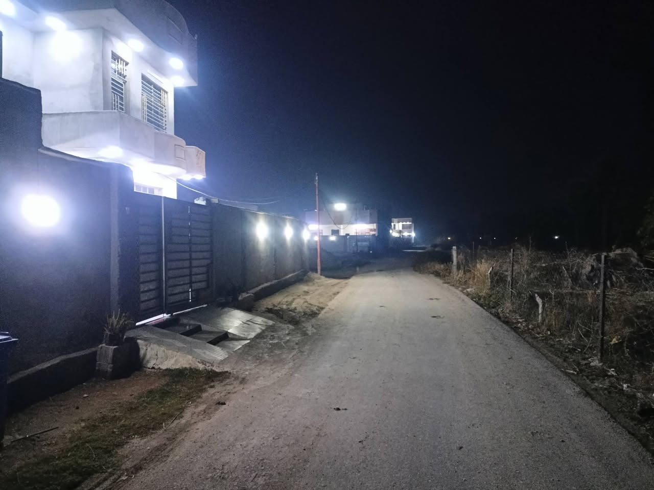 سلام عليكم قطعه أرض للبيع بسعر مناسب  مساحته 200 بانرومه قرب ملعب نخيل موقعهه ثالث قطعه عل شارع  ***********
