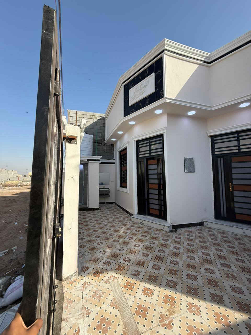 دار سكن للبيع ⛪️ بسعر بلاااش
#المساحه :: 200 متر  بناء حديث بعده بل جيس

#يحتوي البيت على غرفتين نوم 
و ديوان 
و صاله 
و مطبخ 
و صحيات داخلي و خارجي و كراج سياره 
بيت كلش مرتب 

كافه الخدمات متوفره 

#جنس_العقار :: طابو صرف زراعي بأسم عراقي سند ٢٥ راعي لارض ساكن نفس المنطقه 

#العنوان ابو الخصيب  شارع ابو كوصره 
يبعد عن شارع ابو كوصره 50 او اقل 

#السعر 115مليون و بي مجال 
#للاستفسار الاتصال على الهاتف *********** 📞📳
📳
