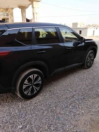 نيسان روج موديل 23منفيست  ضررها چاملغ خلف السائق  لون أسود گير محرك شر...