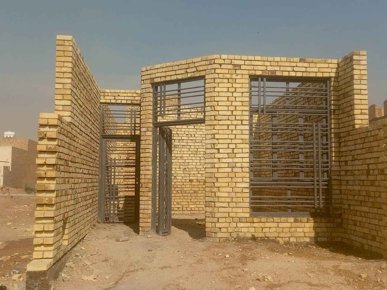 خلفه بناء ومقطوعه وعل دبل 
***********

