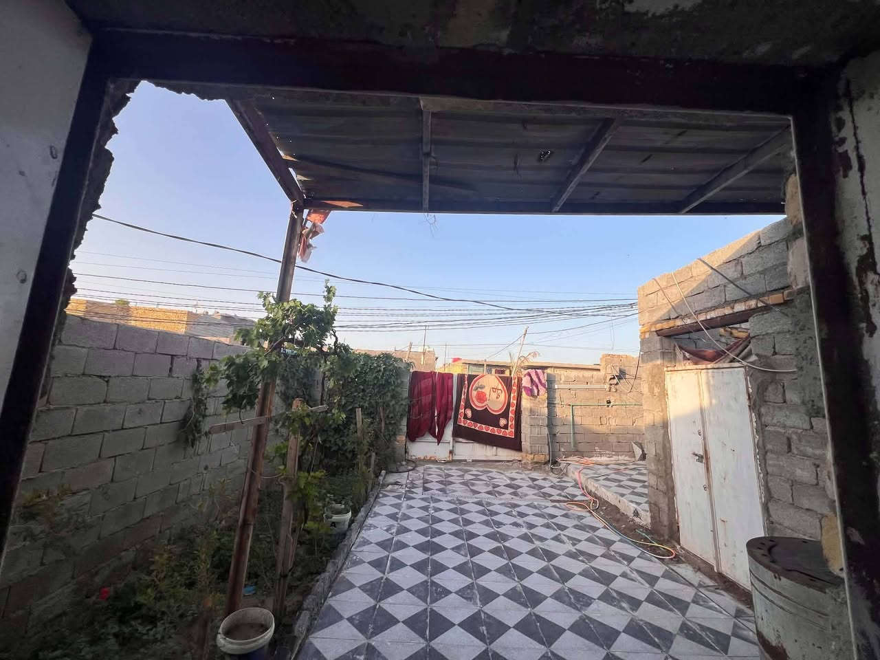 السلام عليكم
بيت للبيع في حي الحكيم الثانيه 

المساحه 200 متر 

يتكون من غرفتين نوم وصالة 8 امتار ومطبخ وديوانيه 8 أمتار 

بس الدوانيه ما مسگوفه 

شارع رئيسي قريب عن الشارع العام 

للاستفسار 

الاتصال على الرقم 

***********

