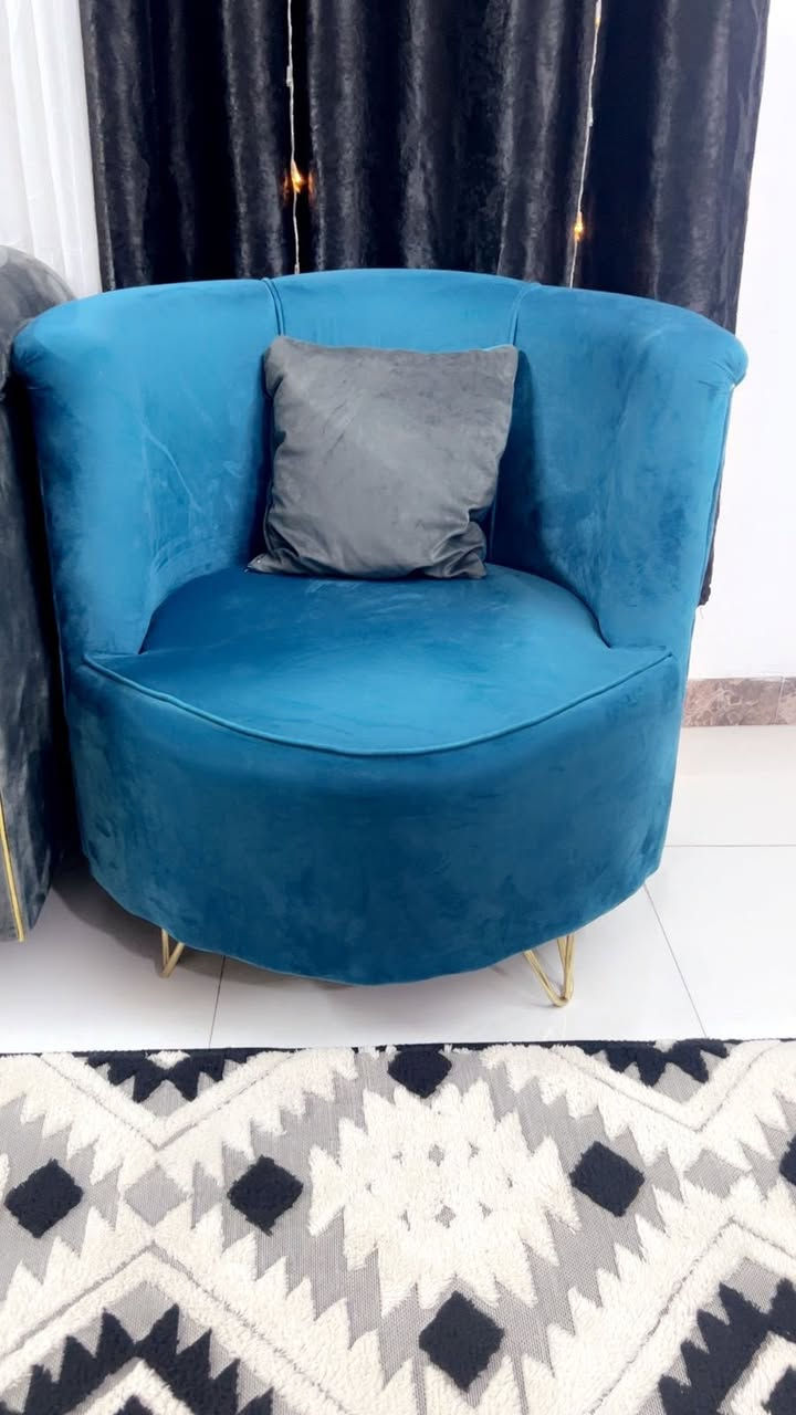 تخم 7 مقاعد للبيع بعده جديد ونظيف سعره 275 وبي مجال العنوان شارع حيفا الاستفسار الاتصال على الرقم ‭0770 878 4845‬
