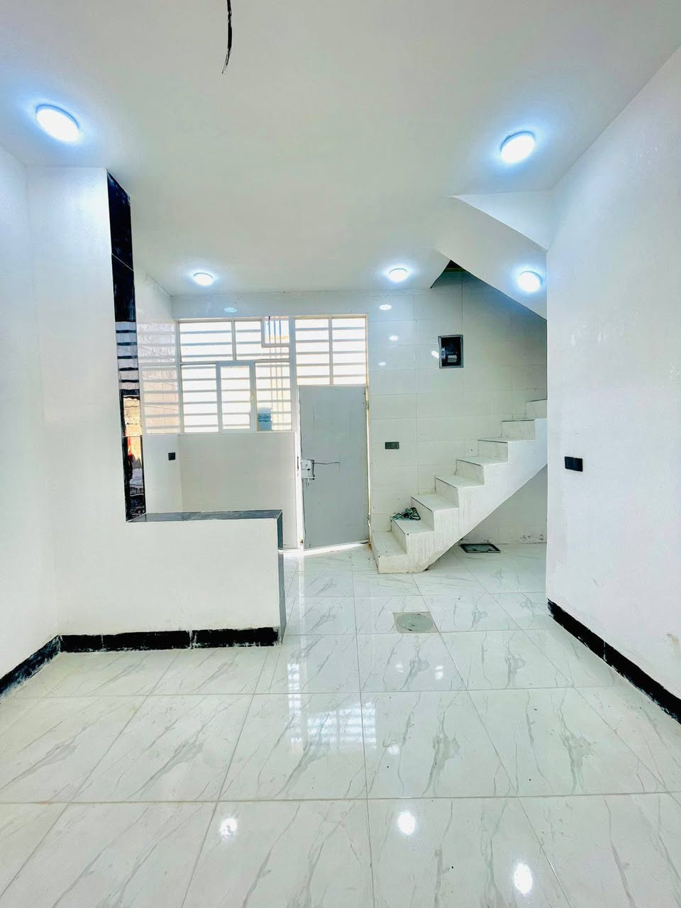 بيت 50 متر للبيع 
جديد غير مسكون 
بناء درجه اولى طابوك جمهوري اساس وسقف صب مركزي 
خدمات كامله يبعد عن السوق والشارع الرئيسي 80 متر 
العنوان النجف مقابل قرية القدير عمود 317
للتواصل واتساب *********** النجف, العراق
