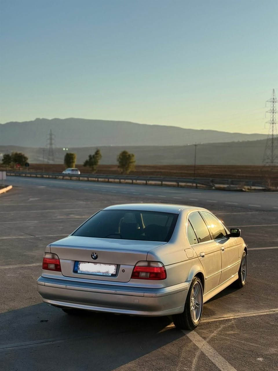 بی ئێم مۆدیل ٢٠٠٢ مواسەفات فولە بەس سلایت نیە  مەنەفیست ئەسلی لەگەلە غرامەی بەشەرت سەیارەکە زۆر خاوینە ٢٠٢٢ داخیل بوە  گیرو مەکینەی بە شەرت پیشو پشتی توندو تۆلە چرکەی تیدانیە مشتەری نی سەرم مە یشینە 
سعری ٨٧
***********
*********** أربيل, العراق
