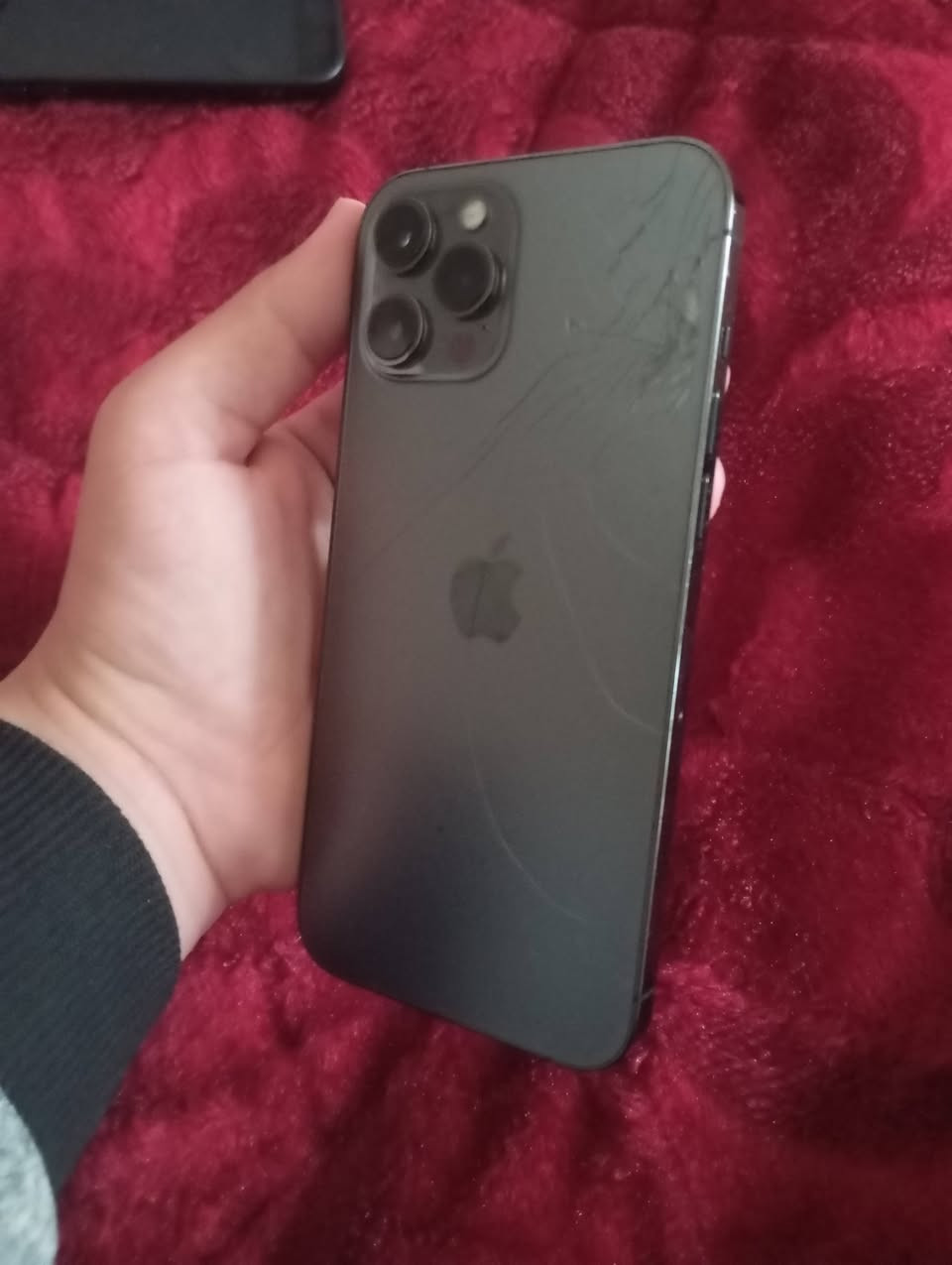 السلام عليكم ايفون 12 برو ماكس لون المميز ذاكره 256 جهاز مامفتوح ع وضع شركه فقط كسر بالضهر وبطاريه مرفوعه سعر 400 وبي مجال مكاني فريحه قرب جامعه رقم ***********

