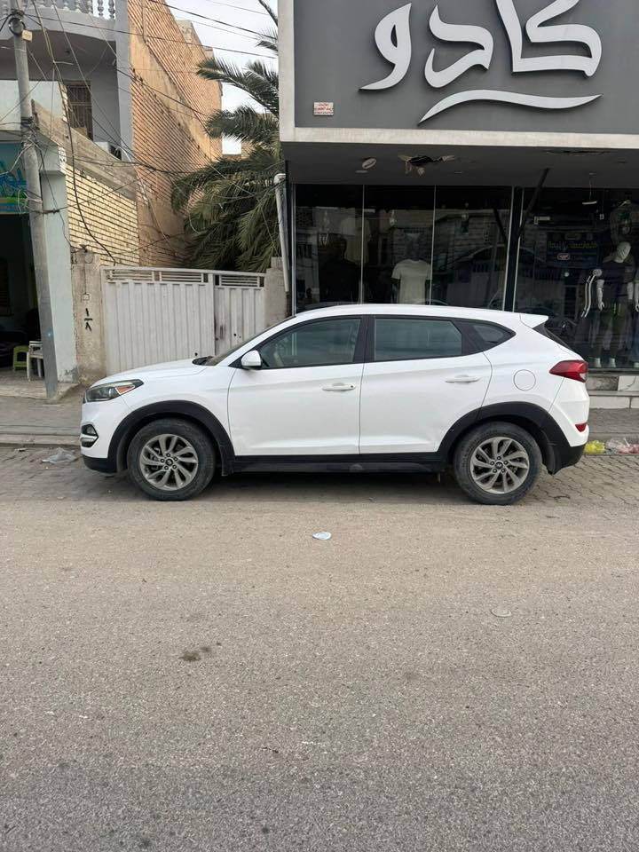 توكسان موديل 2016 وارد امريكي السونار مرفق مع الصور والشاصي الامامي فيه ضرر اثر الضربة في امريكا وباقي  التفاصيل موضحة في السونار السعر 145 وبيها مجال 
الاتصال على الرقم ‭٠٧٧٠ ٨٩٥ ٥٧٧٠‬  مكاني النجف غير متواجد على الفيس .
