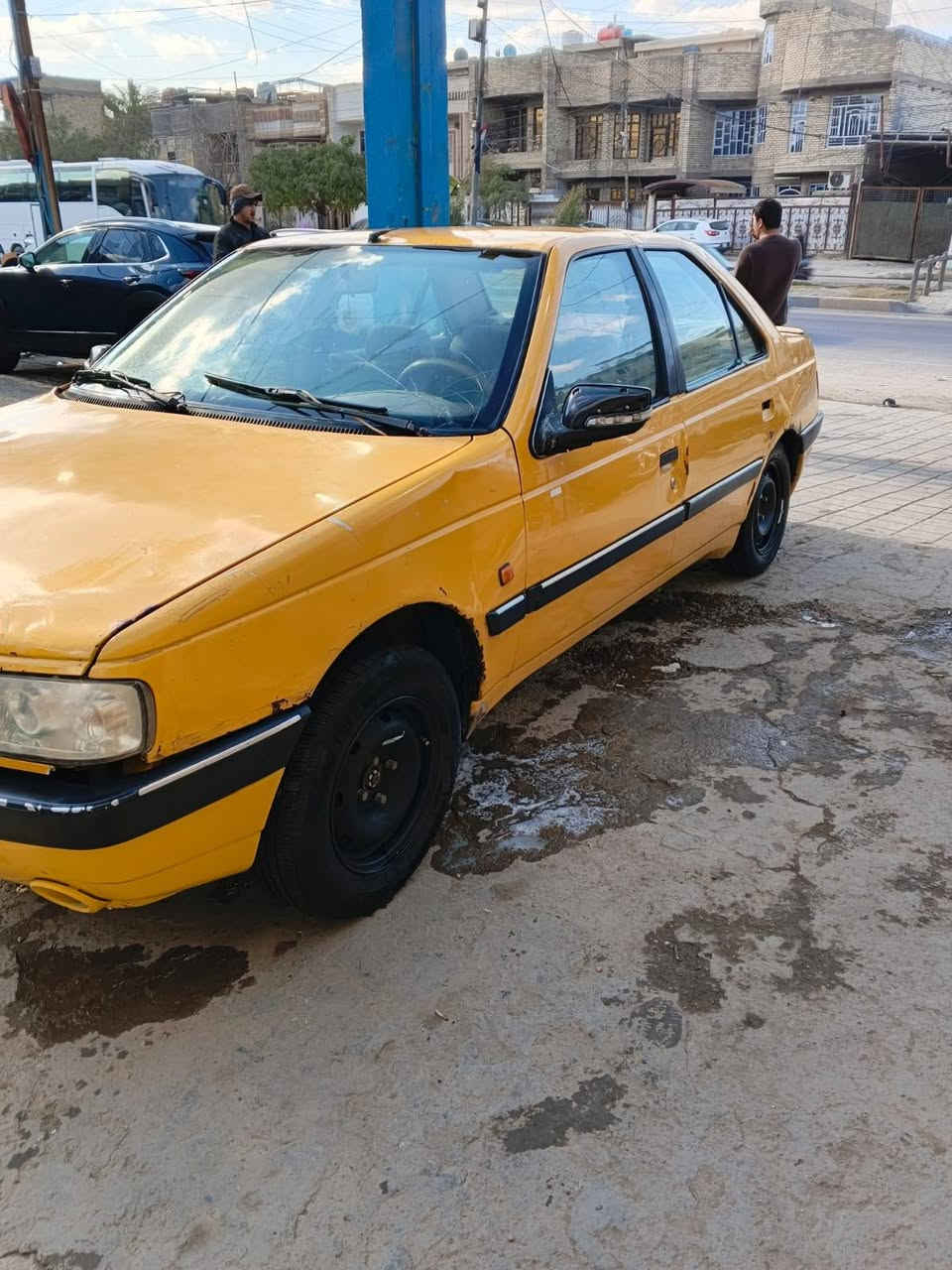 السلام عليكم بيجو405 موديل 2010سياره جاهزه
ضرهه بيهه جاملغ بي صبغ صفحت السايق امامي 
بيهه طخه بلباب مال السايق عايفه ع وضعه 
وبيهه بلحافه مال الباب خلفي  طخه وخياسات معمرهن مصابغهن 
سياره صدر جديد مكينه جديده بدون تنقيص 
تبريد مكفول كله شغال بيهه بيهه بس غرفتهه شويه تعبانه 
تفاصيل السياره كله بلمنشور 
السعر 26بيهه مجال 
مكان السياره بغداد.  حي اور 
الهاتف ***********
