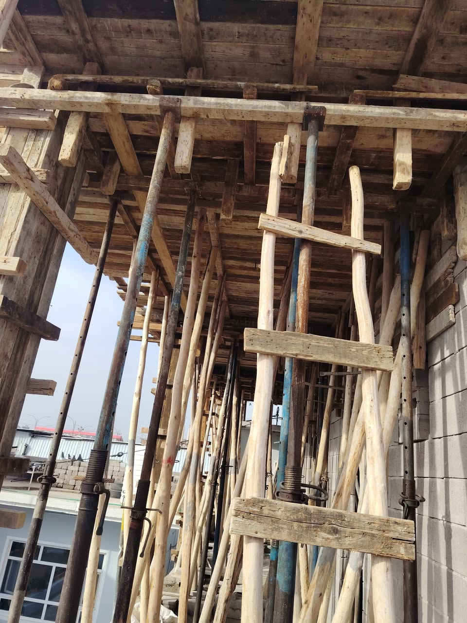 السلام عليكم قالب للبيع لوح 4 اكثر من مكعبين لوح 3 اكثر من مكعبين جسور ثلاثه 45 جسر 
عصايب كلو متر وعشرين مع 100درسك 330 
السعر ثلاثه مليون وبي مجال شي بسيط المكان الموصل كوكجلي ***********
