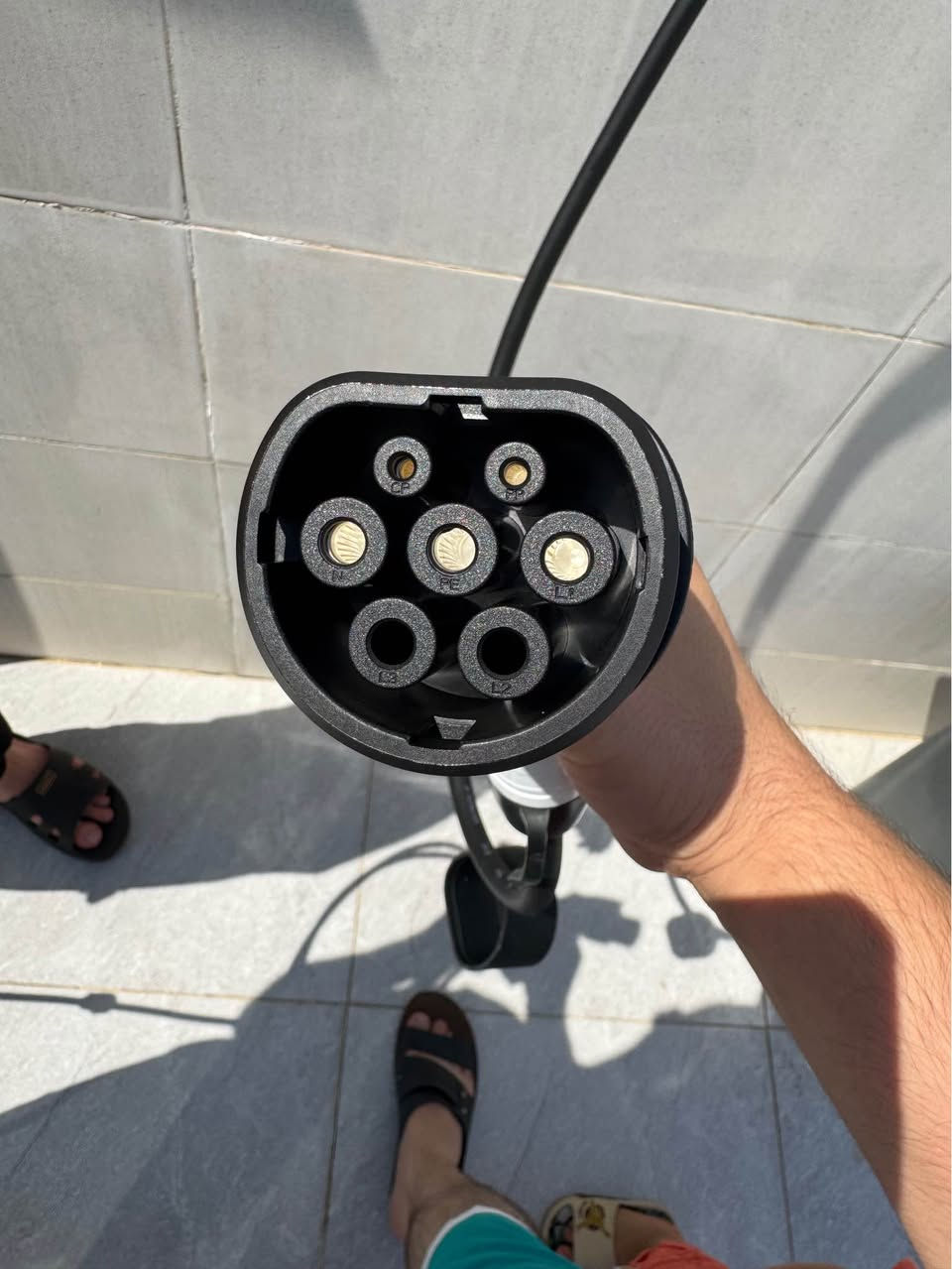 شاحینەی سەیارەی کارەبا type 2 و wifi پێویستی بە ئەرزی نیە دەتوانی تحکم امپێرە لە ٨ امپێر تا ٣٢ امپێر بەئارەزووی خۆی بۆی دابنێی 
، ئەدابتەری خۆی لەگەڵا بۆ پلاکی سێ سوچی ماڵەوە .
فوول سێفتیە دژە سوتانە و پلەی گەرمی بەرز بێ تۆماتیک خۆی دەوەستێ لە شحن .
*********** واتس اپ أربيل, العراق
