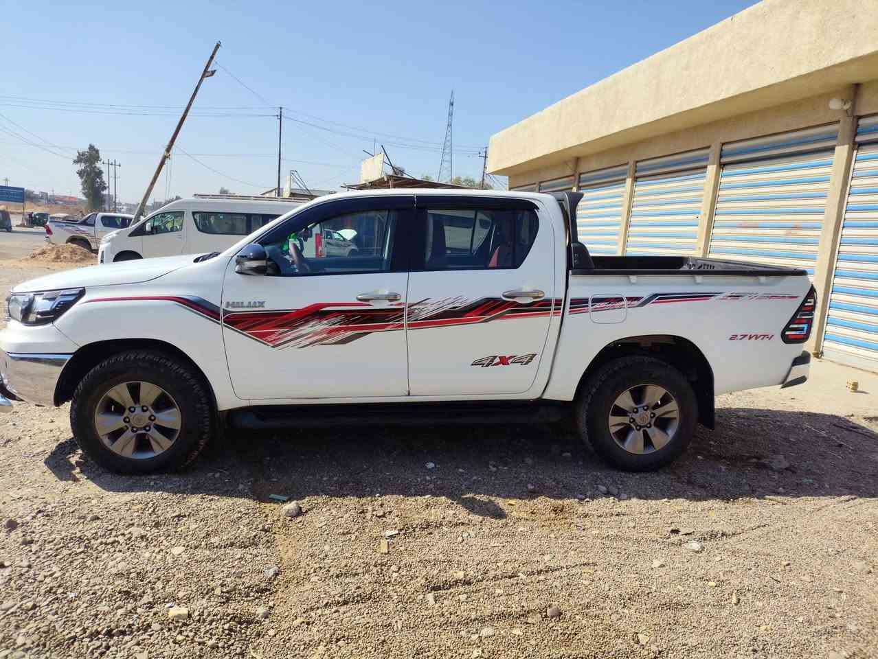 السلام عليكم
للبيع هايلوكس عالي 
 موديل 2016 فول مواصفات 
 رقم بغداد انكليزي بسمي  
 كير اتوماتيك
فور ويل
شاشه كامرا
تبريد قطعتين مع ثلاجه
باقي مواصفاتها معروفه 
سياره مكفوله  بيه جاملغ خلفي صبغ الباقي  مكفول  مكينه  وكير وحداديه  بوضع  شركه  مكان سياره بغداد السعر مناسب  228 بيه  مجال  ***********
