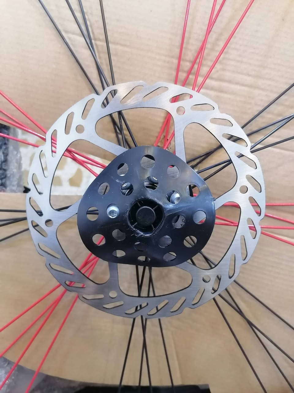 دراجة BDF (Being Different) الجبلية - للبيع 🚲
مغلفة وبحالة المصنع
اللون : رصاصي 
​⚙️ المواصفات التقنية:
نوع الهيكل: مصنوع من الفولاذ عالي الكربون
حجم الهيكل : L
مقاس العجلات: عجلات عريضة (Fat Tires) مقاس 24 × 2.50
نظام البريك: ديسك (Disk Brakes) أمامية وخلفية من ماركة LUSHUN
نظام الدبلات : مساعدات أمامية (Front Suspension)
المقعد: مقعد BDF الرياضي المريح القابل لتعديل الارتفاع.
نظام الكير : مزودة بناقل سرعات متعدد يسمح بالتحكم في الجهد حسب منحدرات الطريق من ماركة LUSHUN

السعر 185 الف
راسلني او اتصل ***********
