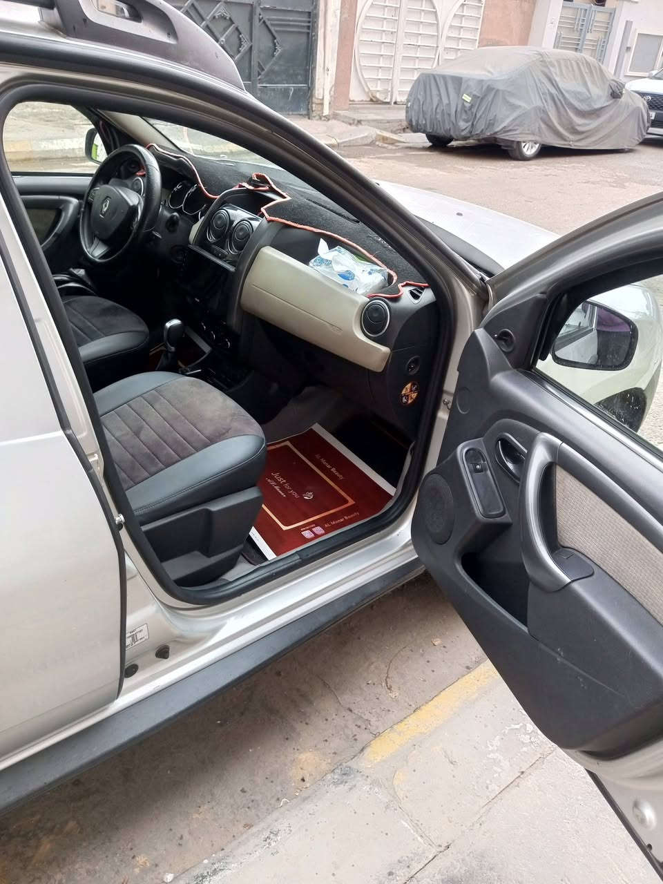 السلام عليكم 
رينو داستر فرنسي 2018 لون رصاصي
مكينة 2000 كير AT المرغوب مكفولات 
ماشية 108 الف
تدفئة وتبريد ثلج
بانزين وبيها منظومة غاز
رقم بغداد خصوصي انكليزي
هزة جديدة 2026 وسنوية جديدة
حره بأسمي مشروع وطني تحويل ثاني يوم
جاملغ امامي جهة السايق مبدل مال شركة بلادي
تخم تاير جديد صار 15 يوم من شاده
دوشمة كشنات وارضية جديدة 
شاشة تاب QLED وداش كام
سيارة بيت نظيفة جداً وما متعوبه
السعر 97 ورقة
مكان السيارة: بغداد الزعفرانية 
للاستفسار: ***********
