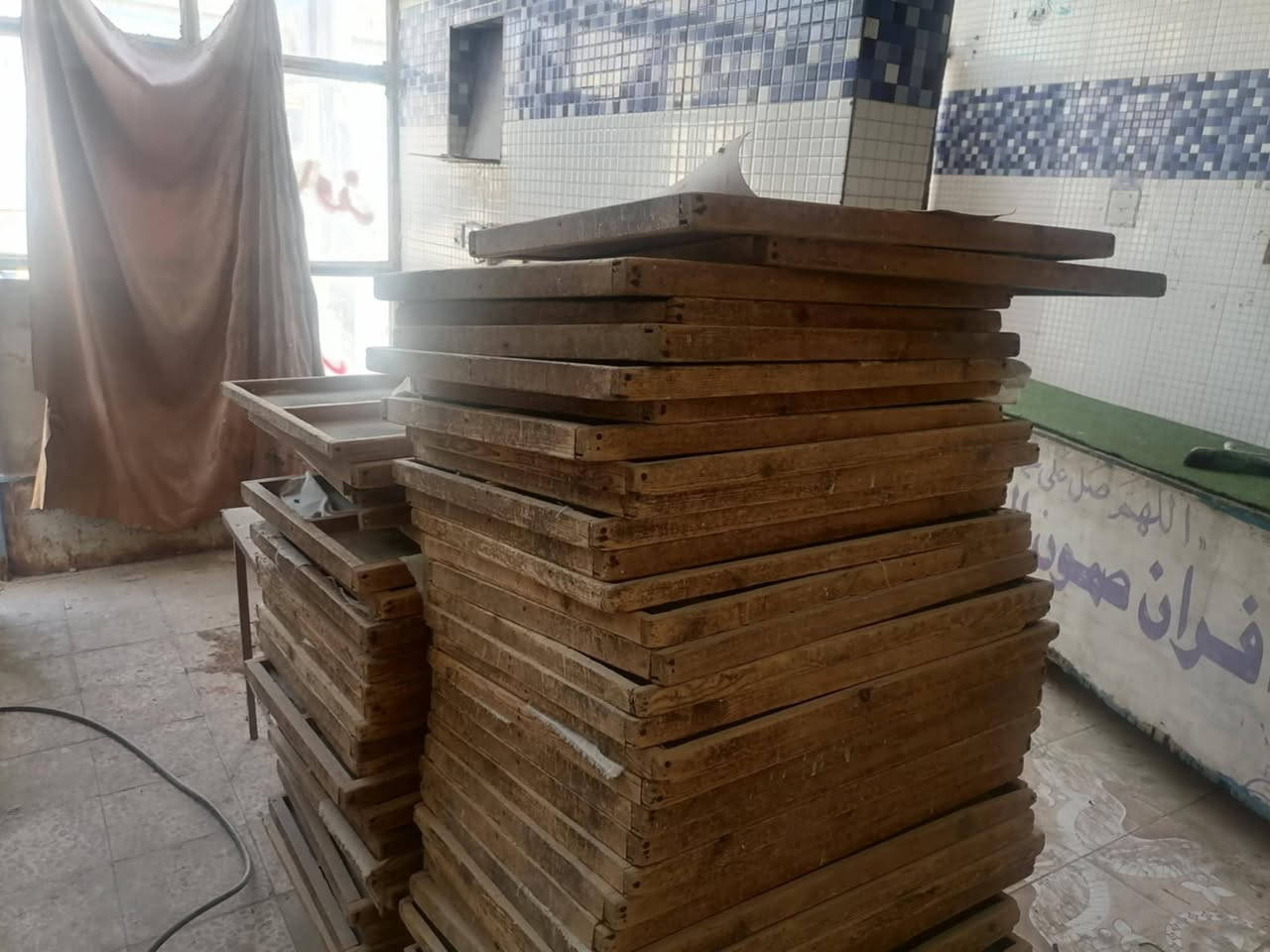 السلام عليكم..
يوجد لدينا اغراض فرن صمون لبيع. 

1.عجانه 
2.طاوليات العدد 52
3.ميز 
4.مبرده 
5. سكيبة 
للاستفسار اكثر.. 
***********.
العنوان :  سوق الشيوخ الحي العسكري
