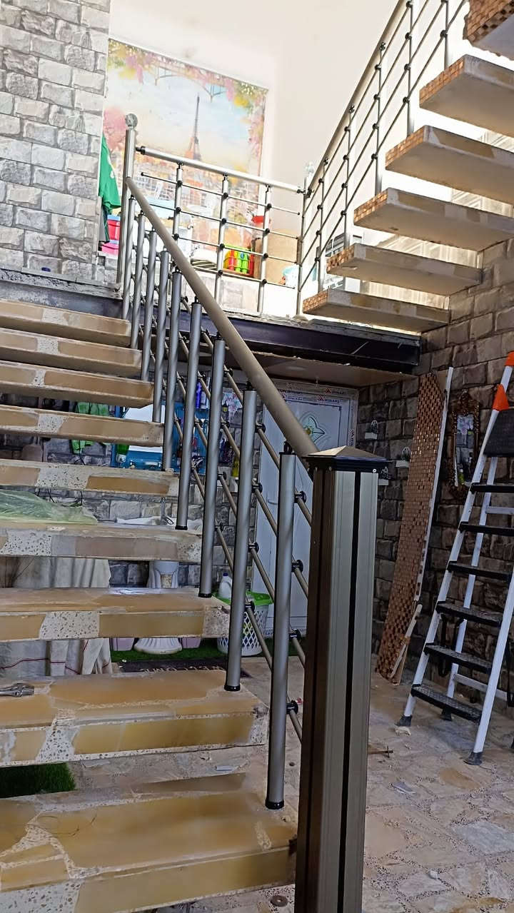 إليكم جانباً من أعمالنا الأخيرة في تركيب محجرات الألمنيوم والـ PVC.. شوفوا التفاصيل والدقة بالعمل. بـ "الفاخر للألمنيوم"، درج بيتكم راح يتحول لقطعة فنية تبيض الوجه.
​✅ شغلنا يتميز بـ:
​مواد أصلية ومقاومة للزمن.
​دقة عالية بالتركيب والقياسات.
​أسعارنا تنافسية وتناسب الجميع.
​ضمان لمدة 5 سنوات.. لأننا نثق بمتانة شغلنا!
​خدمة التوصيل والتركيب: نجيك لأي مكان، داخل النجف وأيضاً خارج النجف.. وين ما تكون، حنا نوصلك!
***********
