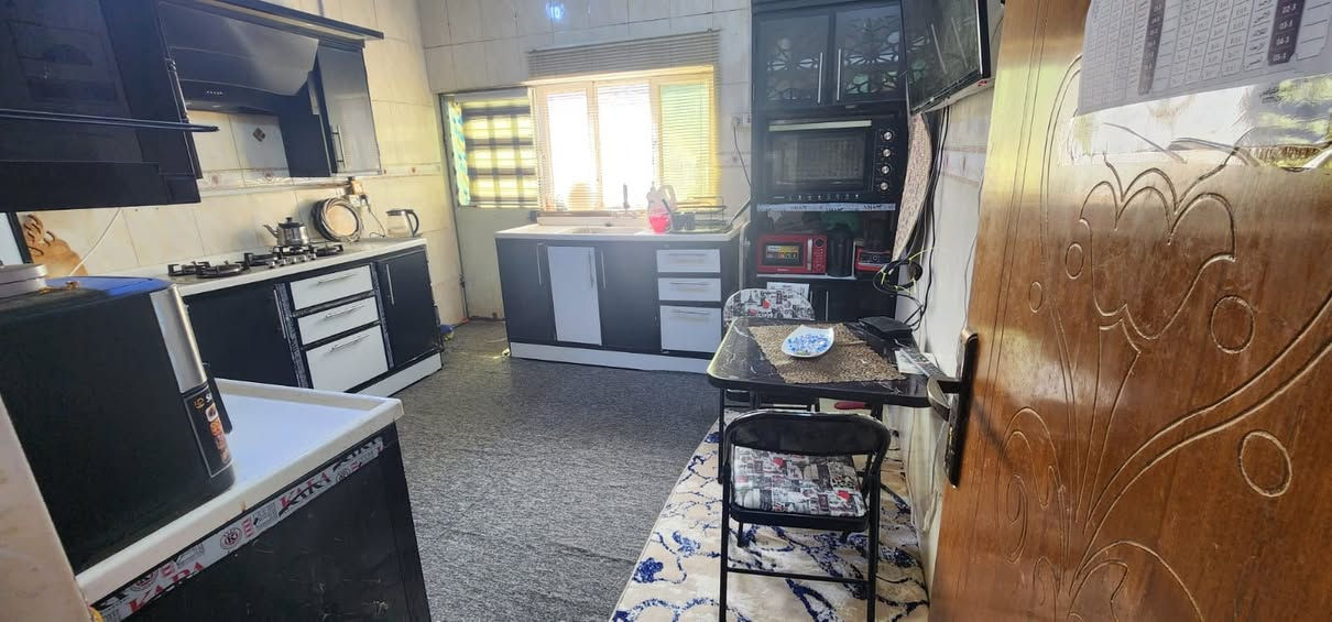 السلام عليكم
دار للبيع طابق واحد
العنوان : البصرة -الجزيرة الثالثة -باب الهوى - شارع رقم15-ثالث بيت عاليسار
المساحة الكلية 285 متر مربع
تاريخ البناء يتوقع 2014
نوع البناء اول متر ونص بعد الباتلو طابوك والارتفاع المتبقي بلوك 
مساحة البناء بحدود 140 مترمربع 
الحديقة 
14.05 ×5.65 متر 
يتكون البيت من :
غرفتين 3.75×5.5 متر 
استقبال 4×5.75 متر
هول اول 3×4.74متر
هول ثاني 3.75 ×7متر
مطبخ 3.60×3.80متر 
فضاء داخلي بجانب الدرج 1.65×2.45 متر
حمام سباحة تحت صحن الدرج 1.5×2.65 
فضاءخارجي بالواجهة على طول البناء بمساحة حوالي 30م٢
تواليت خارجي قرب الاستقبال وتواليت خارجي في ركن الحديقة 
باب كراج عدد ١ 
الجدار الخارجي مغلف بسيراميك بالكامل 
سقيفة جينكو نظامية على كل مساحة السطح 
التسطيح عبارة عن تزفيت وطبقة تراب فقط ارضية البيت سيراميك بحالة جيدة وبدون اي اضرار كراج سيارة من ضمن الحديقة مطبق سيراميك 
الكهرباء مسجلة في مديرية كهرباء الفيحاء 
اسالة الماء مسجلة في دائرة ماء الفيحاء 
ملاحظة : واحدة من الغرف سطحها متضرر من رطوبة الامطار  وبمساحة نص سطح الغرفة 
والثانية سطحها متضرر من رطوبة الامطار من الطرف الخارجي المعرض للجو وبمساحة قليلة جداً
السعر المطلوب 130 مليون دينار
لمزيد من المعلومات يرجى الاتصال على الارقام التالية :
***********
***********
