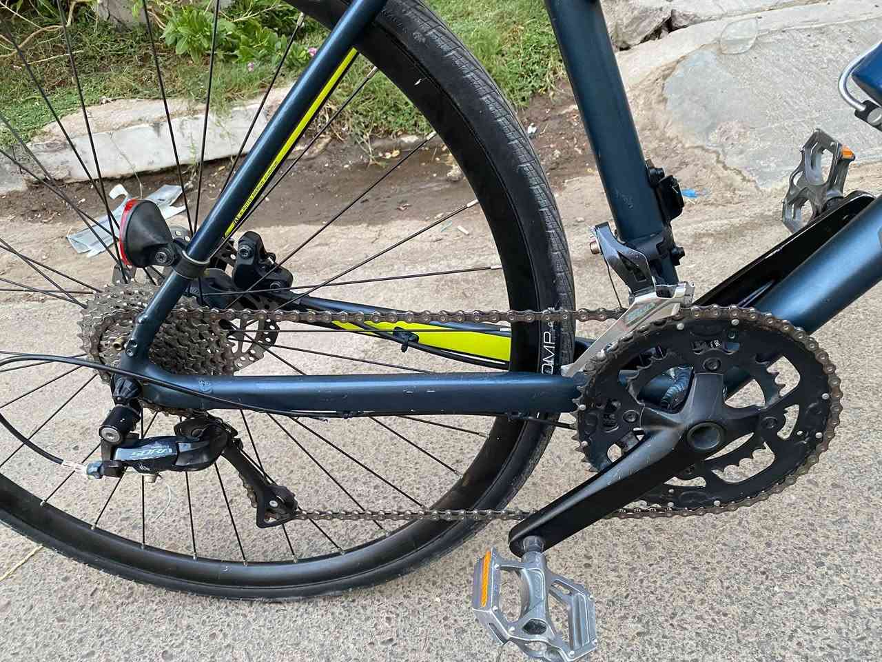 بايك ماركة "Specialized " الأمريكية العالمية
( توب3 عالمياً)

موديل Sirrus Elite/Sport
من اصدارات 2018-2020 كاليفورنيا

هايبرد 

السعر 520الف

الشاصي (الفريم): 
ألمنيوم نوع خاص A1 Premium Aluminum عالي الكوالتي+ وزن خفيف جداً.

الحجم : لارج ( L ) 

نظام التروس: سستم كامل Shimano Sora احترافي (2 \times 9) يعطيك 9 خلفي/ 2 امامي
18 سرعة حقيقية وسلاسة تامة بالتبديل.
( "شيمانو سورا" هو الاصدار الحديث لشركة شيمانو)

البريكات:  ديسكات هيدروليك (زيت) من شركة "Tektro"، استجابة فورية وقوة كبح ممتازة 

الإطارات: بحجم 700c 

الأسلاك: داخلية (Internal Routing) مدمجة داخل الشاصي .

بغداد 

للتواصل : *********** واتساب
