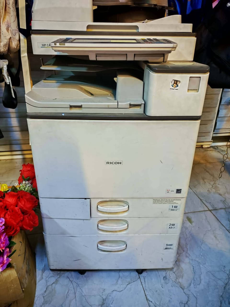 طابعتين ريكو وحدا تشتغل بيها عطل صغير والثانية عاطلا ***********
