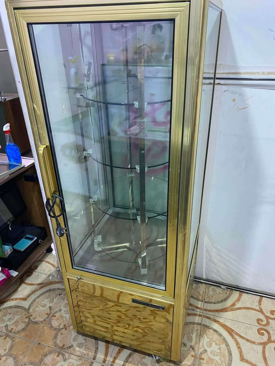براد وعارضه كيك دواره استعمال بسيط للاستفسار خاص او ***********
+متوفر اغراض كافيه اخرى
