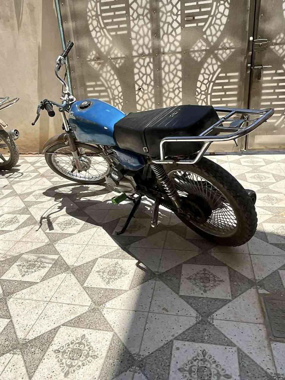 سلام عليكم دراجه للبيع نامه نضيفه كلشي ماعايزها سعره 250 بيها مجال ***********
