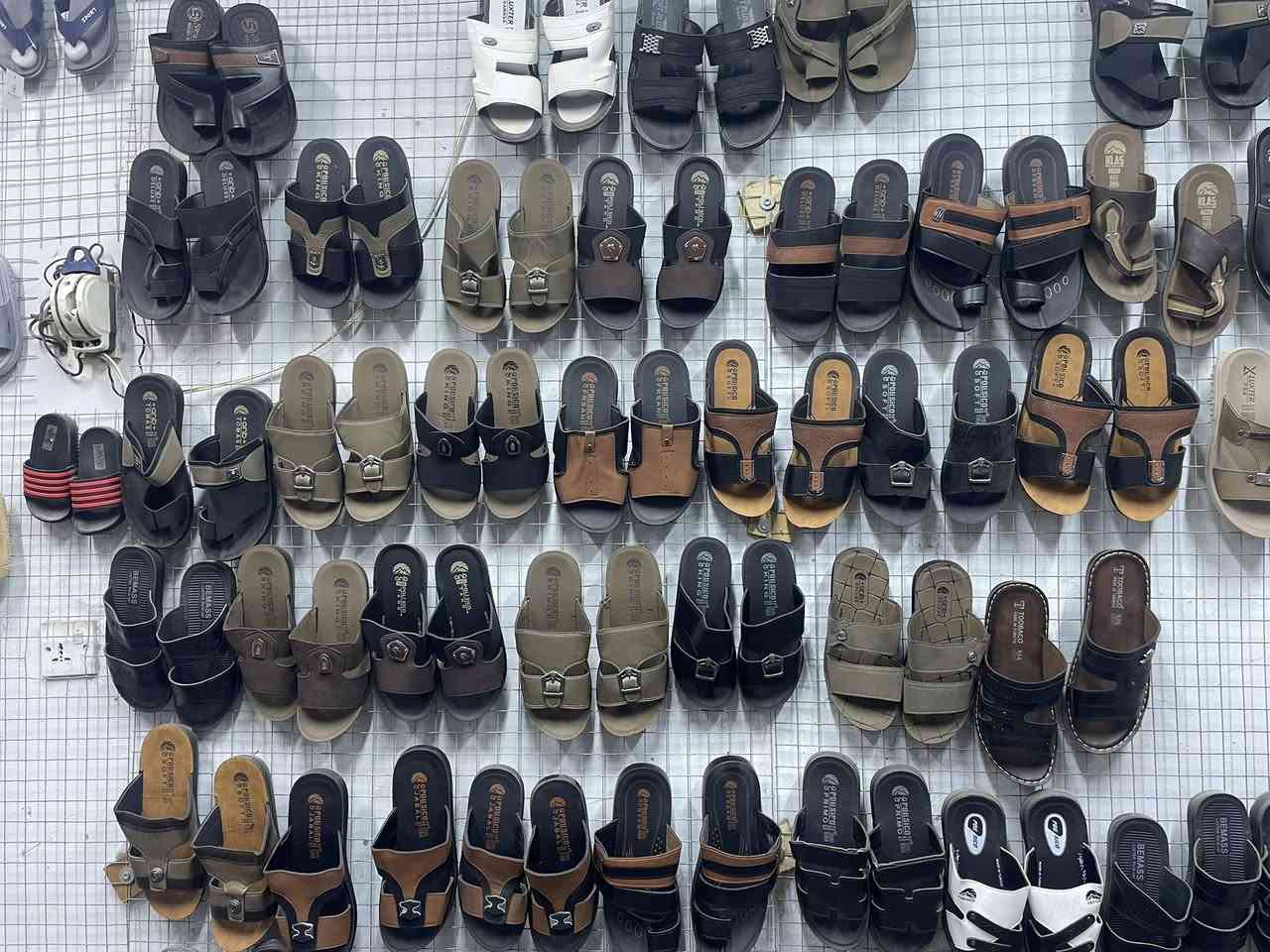 محل البيع 9 سلات 6 شبج زائد سليبرات رجالي شبابي نسائي طفال زائد رفوف ***********
