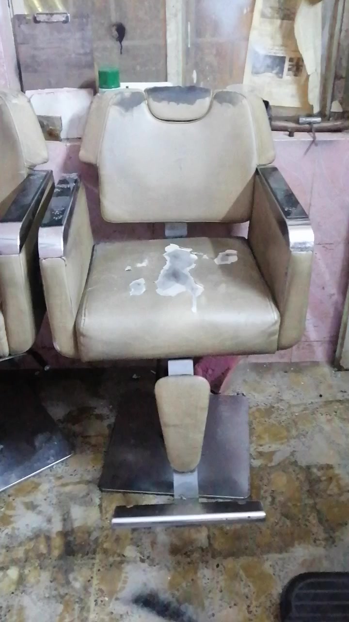 السلام عليكم كراسي مستعمله عدد ٤ كلهن اب ٣٠٠ بغداد حي القاهره ***********
