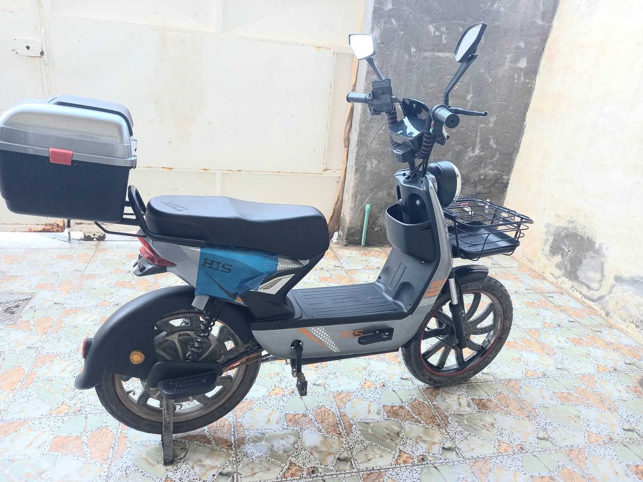 دراجة شحن للبيع بطاريات جديدة مع ضمان صار ٥ ايام من شادهن ..الشراي فقط يتصل السعر ٥٠٠ وبيها مجال قليل لشراي ...عنواني المقدادية 
هاتف...        ***********
المواصفات والمميزات العامة
تتميز الدراجات الكهربائية من هذا الطراز (موديل 2025) بالمواصفات التالية وفقاً لنتائج البحث:
المحرك: مزودة بمحرك قوي يصل إلى 1500 واط في بعض النسخ.
البطارية: تعمل بنظام 4 بطاريات توفر طاقة كافية للتنقل.
التصميم والإضافات:
صندوق خلفي (Box) لتخزين الأمتعة.
سلة أمامية مميزة ومقعد (كشن) عالي ومريح.
نظام تعليق (دبلات) لامتصاص الصدمات.
شاشة رقمية (في بعض الموديلات) لعرض السرعة ومستوى البطارية.
