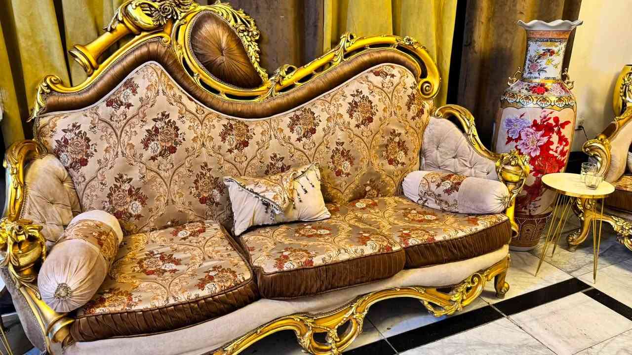 السلام عليكم تخم مصري زان  10 قطع مع الفازات السعر مليونين وبي مجال اخذنا 5ملايين نظيف جداً 
مكاني بغداد السيديه 
***********
