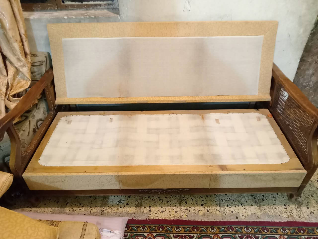 السلام عليكم.
من رخصة الادمن. بيع تخم انتيكة خشب زان ثقيل اصلي السعر 200 الف. العنوان الزعفرانية. الاتصال على ***********
