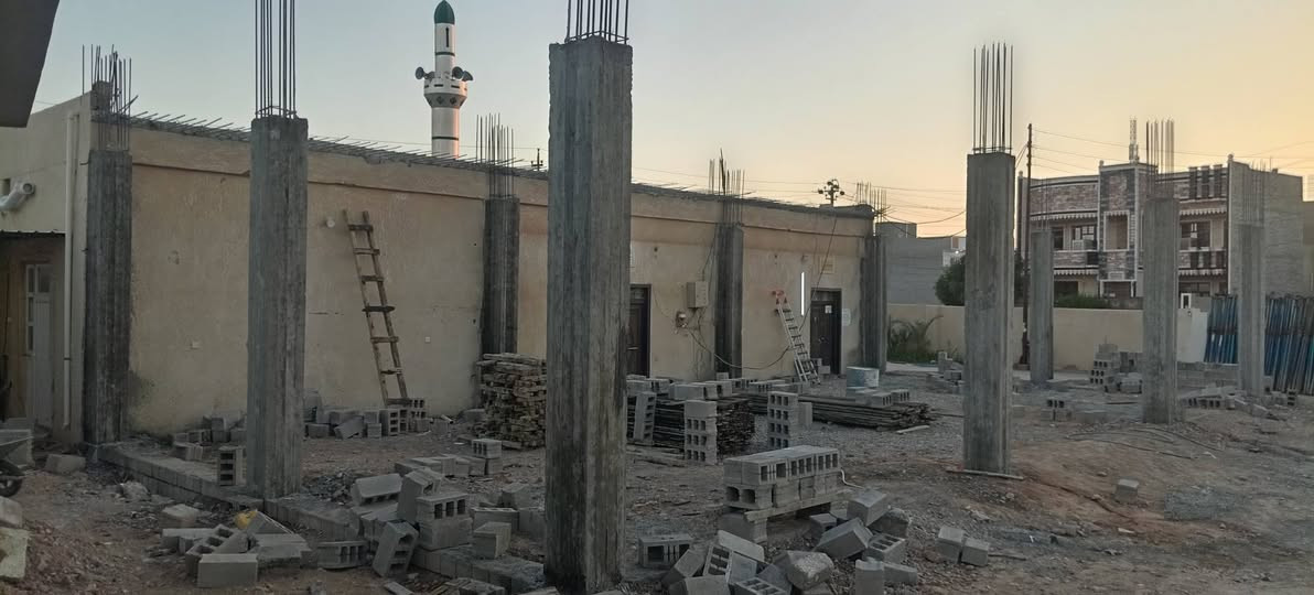 السلام عليكم ورحمة الله وبركاته
قال الله تعالى: (إِنَّمَا يَعْمُرُ مَسَاجِدَ اللَّهِ مَنْ آمَنَ بِاللَّهِ وَالْيَوْمِ الْآخِرِ وَأَقَامَ الصَّلَاةَ وَآتَى الزَّكَاةَ وَلَمْ يَخْشَ إِلَّا اللَّهَ ۖ فَعَسَىٰ أُولَٰئِكَ أَن يَكُونُوا مِنَ الْمُهْتَدِينَ)(18). 

وعن أبي هُريرة رضي الله عنه أَنَّ رسولَ اللَّه ﷺ قَالَ: مَا نَقَصَتْ صَدَقَةٌ مِنْ مَالٍ، وَمَا زَادَ اللَّهُ عَبْدًا بِعَفْوٍ إِلَّا عِزًّا، وَمَا تَوَاضَعَ أَحَدٌ للَّهِ إِلَّا رَفَعَهُ اللَّهُ  رواه مسلم. 

فلا يخفى عليكم أحبة الإيمان أن عمارة المساجد من أجل الأعمال وأعظم القربات، وهو من جملة الصدقات الجارية، ومن يُساهم في ذلك العمل يكون له من الثواب بحسب مشاركته بترميم المساجد. 

نرجو من أهل الخير التبرع بما تجود به أنفسهم  لعمارة هذا الجام

قال الله تعالى:  

{وَمَا تُقَدِّمُوا لِأَنفُسِكُم مِّنْ خَيْرٍ تَجِدُوهُ عِندَ اللَّهِ هُوَ خَيْرًا وَأَعْظَمَ أَجْرًا ۚ وَاسْتَغْفِرُوا اللَّهَ ۖ إِنَّ اللَّهَ غَفُورٌ رَّحِيمٌ }

قمنا بتوسعة الجامع وتوقف العمل الى هذا الحد والمسجد بحاجه الى 
 شيش ابو(٢٥) ١ طن / شيش ابو (١٦)٤طن  /شيش ابو (نص) ٢طن / شيش ابو (ربع) ٤٥شيش/ لأكمال العمل ويوجد ايضاً مصلا لنساء ومجمع صحيات له بحاجه الى دعم بصيط لأكماله. 

قال النبي ﷺ:
«إذا مات ابن آدم انقطع عمله إلا من ثلاث: صدقة جارية، أو علم يُنتفع به، أو ولد صالح يدعو له».
رواه مسلم.
إذا ماتَ الفتى انقطع عملهُ
ويبقى الأجرُ إن جَرَتِ الصدقاتُ
نسأل الله أن يجعلنا وإياكم من أهل الصدقات الجارية، وأن يكتب لنا الأجر والثواب في الحياة وبعد الممات. آمين.

موقع الجامع : تكريت /الديوم
التواصل مع رقم القائمين على الجامع *********** تصال او واتساب.

