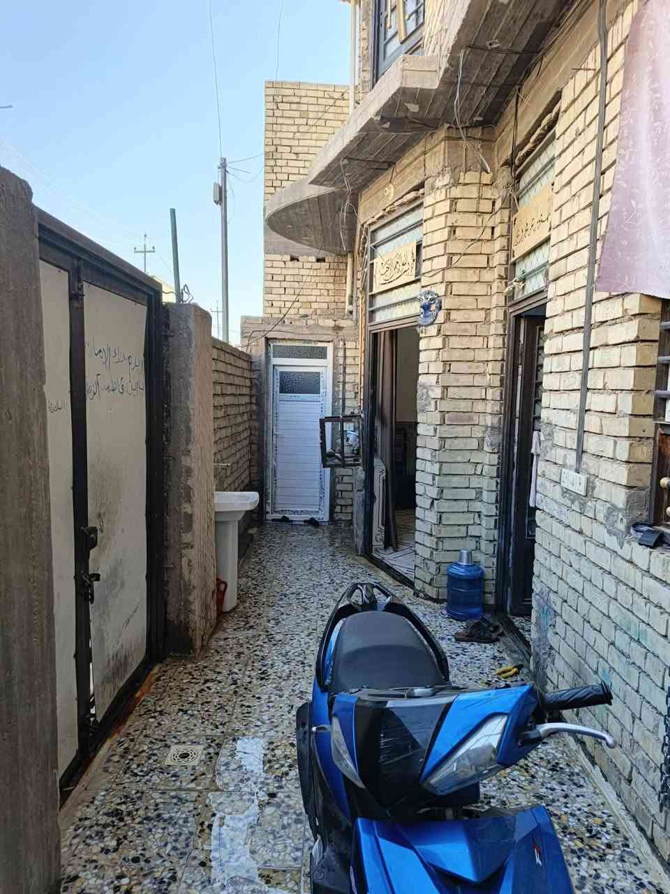 اللهم صل على محمد وآل محمد..
بيت للبيع في كربلاء حي الاسكان العسكري مقابل مجمع الجوهره خلف التجاري 
مساحه 120متر مربع 
واجه 10ونزال 12
طابقين.. 
الطابق الارضي استقبال ومطبخ وصاله وغرفه نوم وصحيات داخلية وخارجيه 
الطابق الثاني 3غرف نوم وصاله وصحيات 
والسطح على كبر البيت مطبك شتايكر وفلين عازل 
نقص البيت الارضيه وبايات الدرج للطابق الثاني فقط 
البيت مسحوب عليه مبادره التسديد الشهري 443الف المبلغ المتبقي بحدود ال85او83 مليون 
شرط التحويل مع تغيير الكفيل.. 
السعر الكلي 210مليون ناقص ال85مليون والباقي تطلعوعه صافي بدون اجور دلاليه او وسيط 
رقم الهاتف *********** مباشر من المالك
