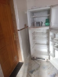 ورحمه الله وبركاته ثلاجه عموديه للبيع ثلاجه ما بيها اي نقص الفريزه فوق...