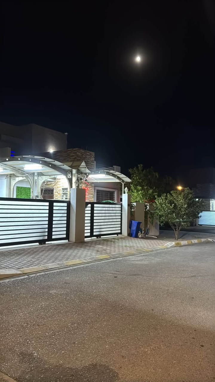 سلام عليكم
دارين للبيع / واحد منهم ركن والثاني بصفه متجاور 

مجمع مدينتي / حي الجامعه قريب من بوابه المجمع مقابل حديقه 

تفاصيل البيتين / طابقين 
3 غرف نوم 
هول داخلي 
صاله للضيوف مع صحيات خاص بالضيوف
مطبغ 
ملاحظه البيتين بيها تغيرات كامل من الداخل ديكورات وسقوف مغربيه 
للتواصل / ***********
***********
الدارين ممعروضه يم اي مكتب بيع شخصي
