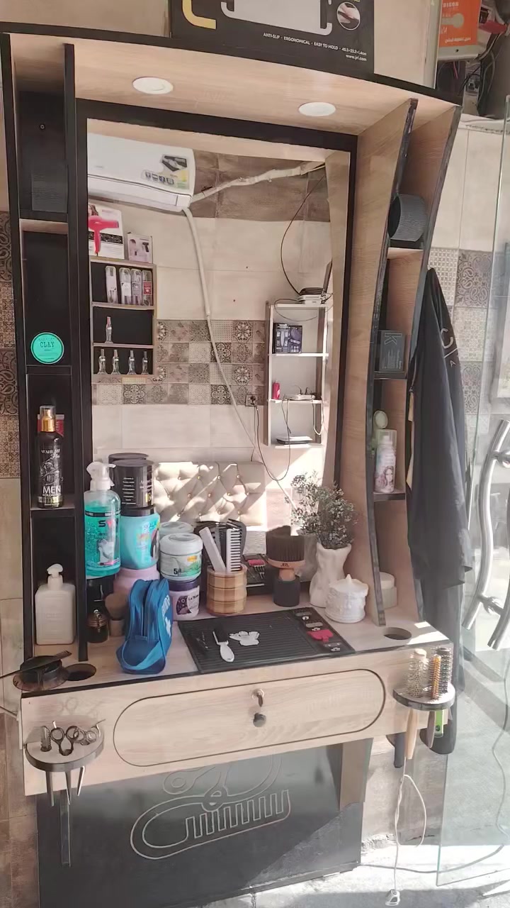 السلام عليكم الغراض للبيع  2 ميز ومري وفاترينه طويله النضافه 80%  السعر 250 مكاني بغداد الشعله حي الجوادين ***********
