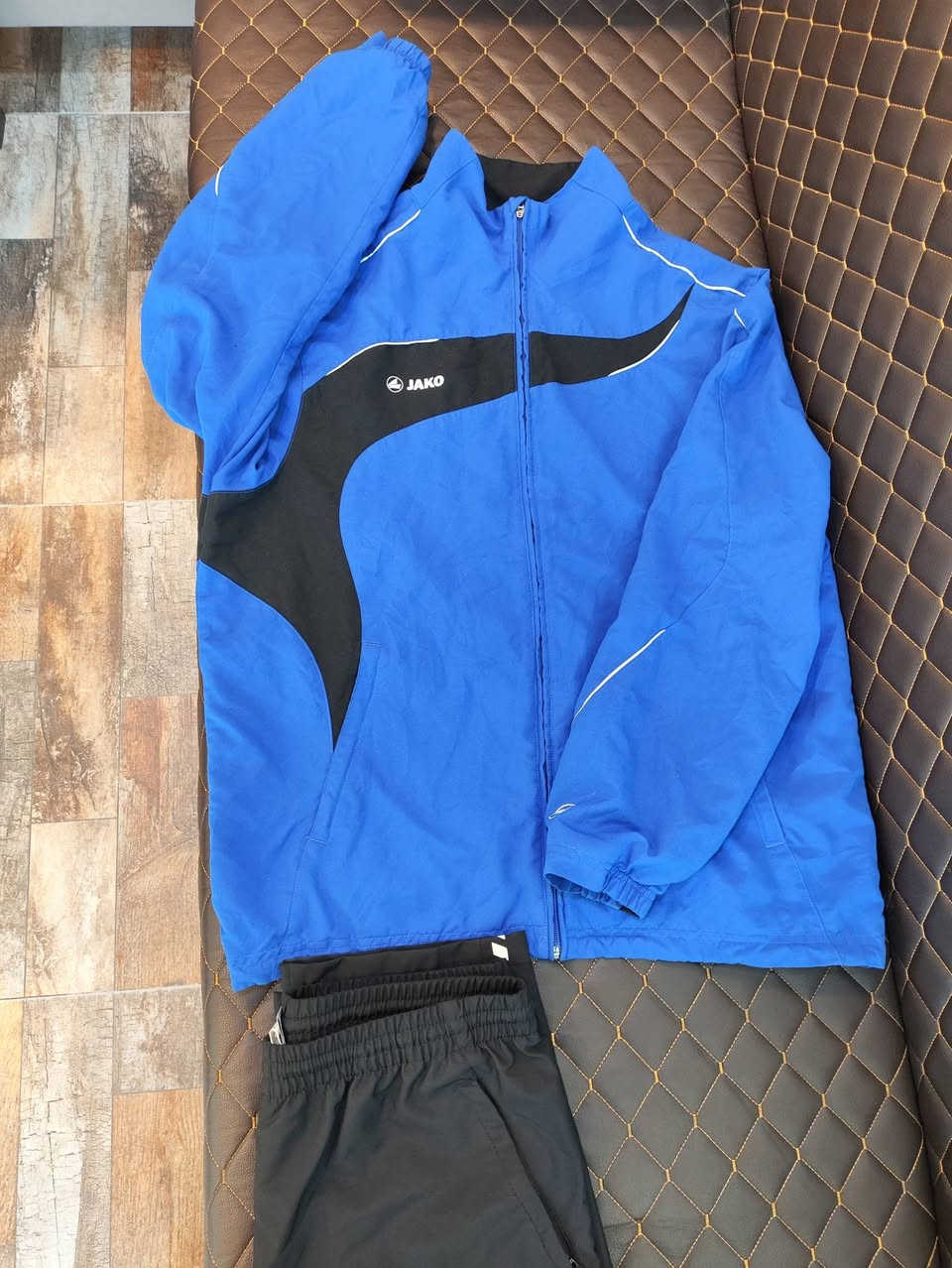 JAKO ✔️✔️ 
 تراك ترهيم 
مبطن شبكة خفيف 
باله اوربي اوريجنال %100
نظافة تامة 
M-L يلبس قياس 
60cm عرض الصدر 
70cm الطول 
95cm طول البنطرون 
19cm عرض الحجل (اسفل القدم)
يتوفر توصيل 6 الاف لجميع محافظات العراق 🚙


**إذا كنت صاحب هذا الإعلان وتريد حذفه لأي سبب، رجاءا أرسل رسالة إلى الدعم الفني**