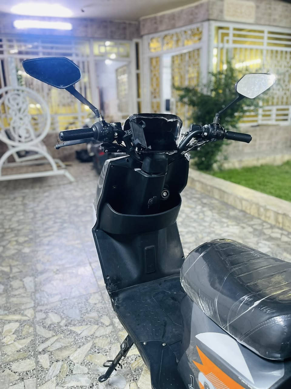 سلام عليكم دراجه نوع GR واحد عراق دراجه نضيفه و سرعتهه ٨٠ و تمشيك ٤٠ كيلو الى ٤٥دراجه واضحه عندك بل صور 
مواصفاتهه 
تثبيت سرعه 
بدل سكليتر 
بلوتوث 
جهاز تنبيه سرقه 
لايت عالي ناصي قوي
قفل ستيرن
تشتغل كارت و بصمه و سويج 
من خلال البصمه تقفل تايرات بعد متمشي
جوزه اطفاء و تشغيل بل صندوك 
اشاير شغاله الدراجه كلشي بيهه شغال مابيهه اي نقص هورن شغال اشاير يمنه يسره كله شغال الدراجه لا ملف مفتوح ولا مبدل ولا عقل مبدل كله علا البلادي الدراجه شلعه بيهه بطارياتهه ٣٢ امبير ملفهه ١٢٠٠ واط امرايات نقص بيهه فقط يده بريك امامي فقط هاي اذا تشد يده يشتغل البريك طبيعي بريك خلفي شغال ٣ نمر بيهه صندوك كلش جبير مساحته جبيره وبطارياتهه نضيفه لا منفوخه ولا شي سعرهه ٥٥٠ وبيهه مجال عنواني بغداد مدينه الصدر الرقم ***********
