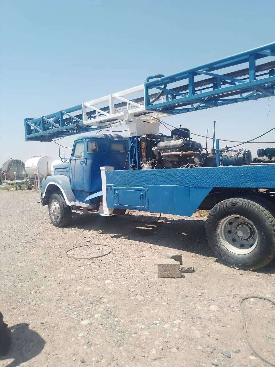 سلام عليكم حفارة للبيع حفارة جاهزة عل شغل كيرات جدد محرك أورال روسي شرط لا صرف لا نفخ معاها ٢٧٠ متر معاها روس حفر عدد ٣ ومعاها عربانة نضيفة طول ٧.٥ ومعاها كرفان طول ٦ عرض ٢٩٠ مجهز كامل سبلت جديد عل كرفان حفارة مباشر عل شغل أي نقص ماكو شرط تفحص بيدك  سعر مناسب جدا جدا مستعجل على بيعتها الأتصال *********** علي بي واتساب
*********** عزيز  بي واتساب
