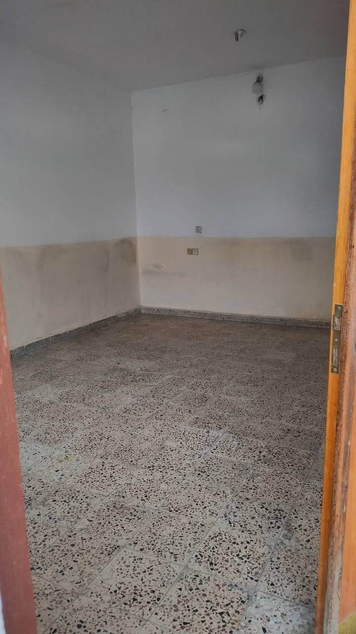 بيت طابق أرضي للايجار مساحة  205 عنوان انوار الصدر شارع 20 مقابل اسواق الكفيل اسفسار ***********

