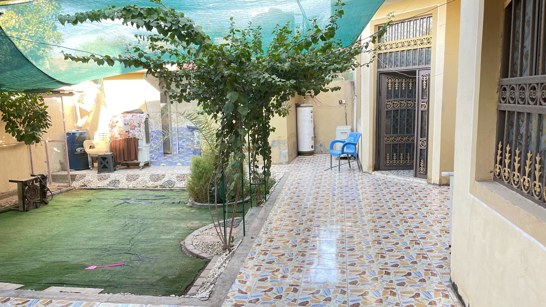دار للبيع فقط
مساحة 327متر   سند 25 ب اسمي يحتوي البيت ع غرفتين نووم  والاستقبال  وهول ومطبخ مجمع صحيات داخلي وخارجي ومخزن طابق ثاني البيت صب كونكريت  بناء حديث سنة 2020 طابوق  وتتوفر جميع الخدمات والشارع 8متر   مكان حلة منطقة الرشدية  السادة الزوامل يبعد عن شارع العام ب 400متر  ل  الاستفسار ***********